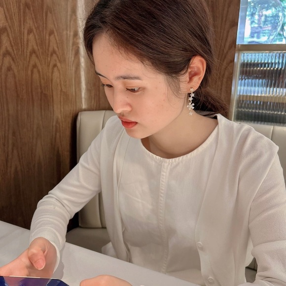 Romantic Sweet Long Flower Shaped Stud Earrings With Bling AAA Zirconia - Picture 2 of 8